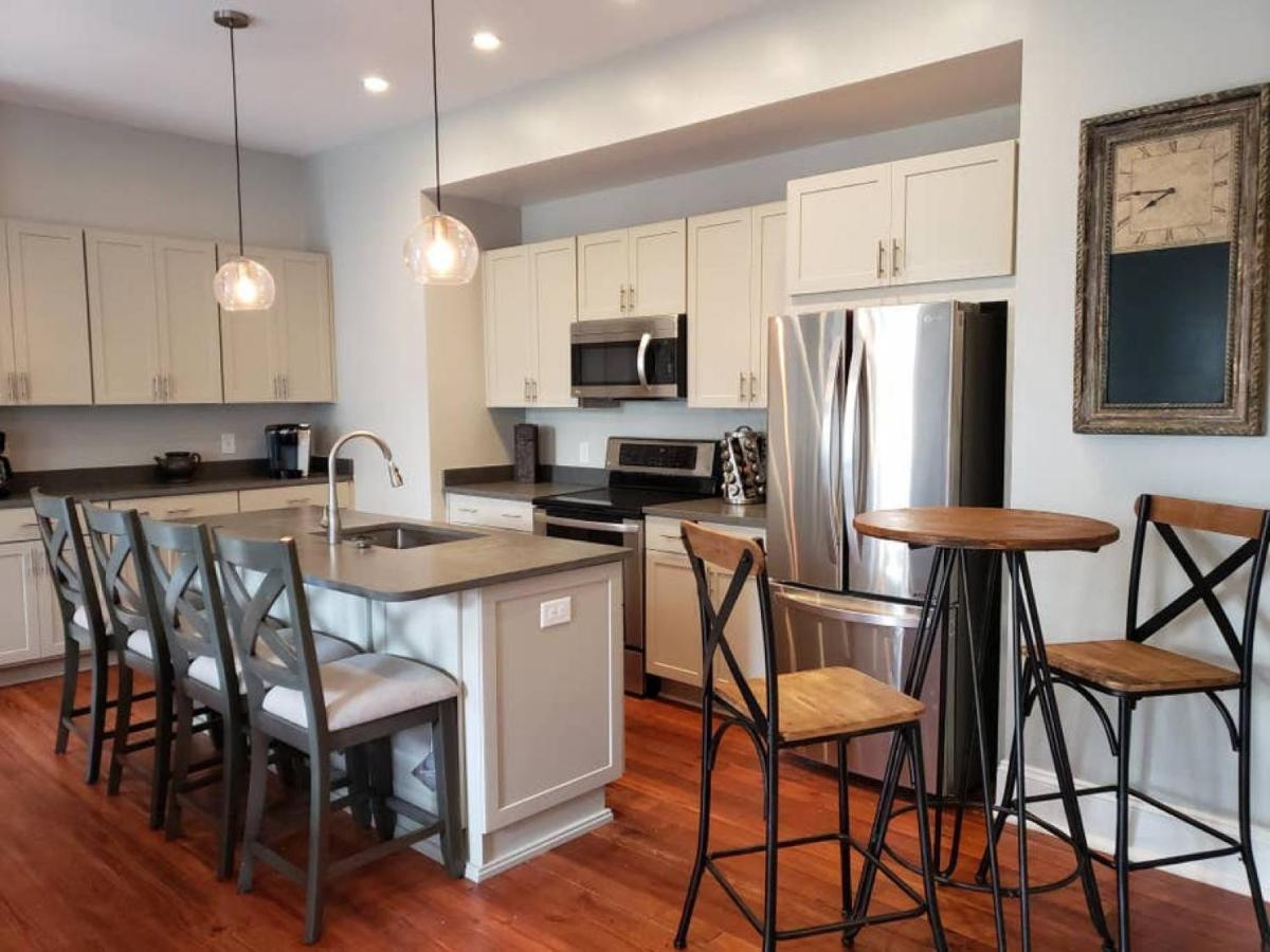 Newly Renovated 4 Bed 3 Bath And 2 Parking Spots Villa Savannah Bagian luar foto
